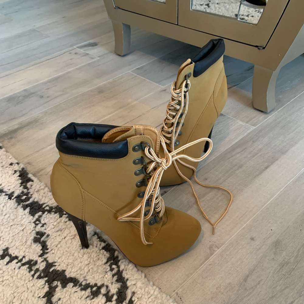Heeled tie-up boots